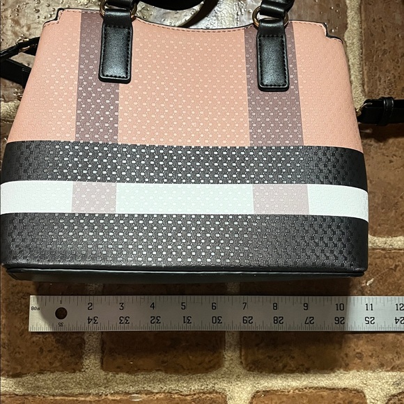 Elegant Black and Tan Handbag - Picture 7 of 8